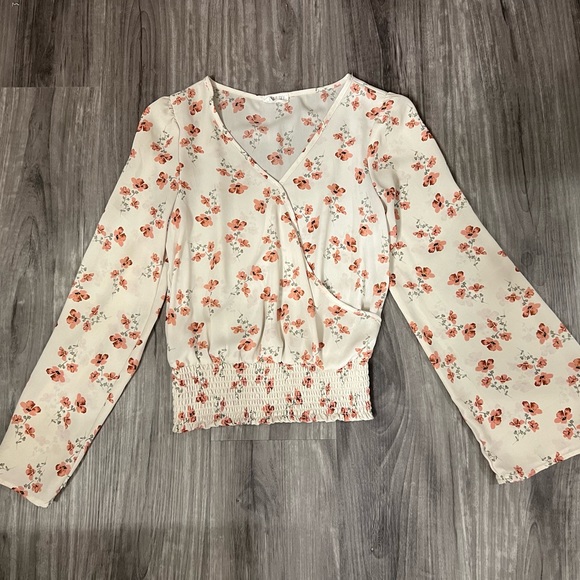 Sienna Sky Tops - ❤️❤️3/$10❤️❤️ Sienna Sky floral bell sleeve blouse that is fitted at waist.